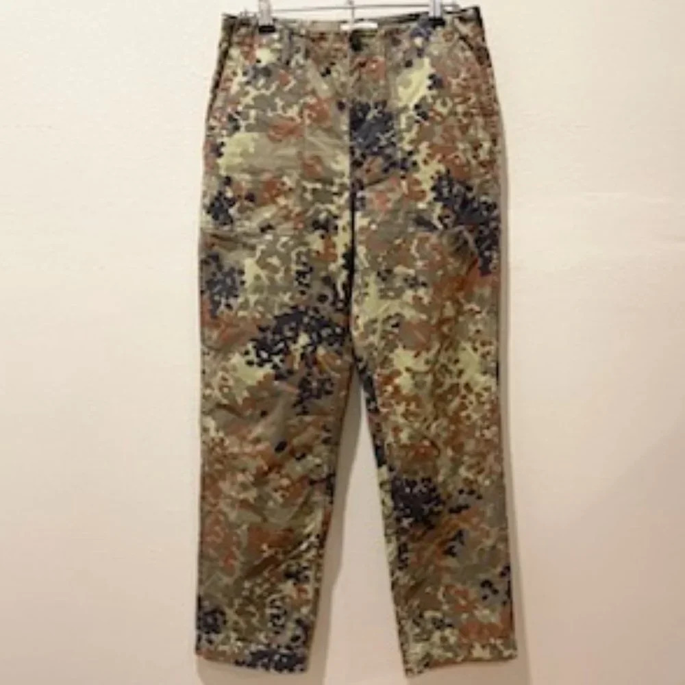 & Other Stories camouflage print pants. size 6 (US)